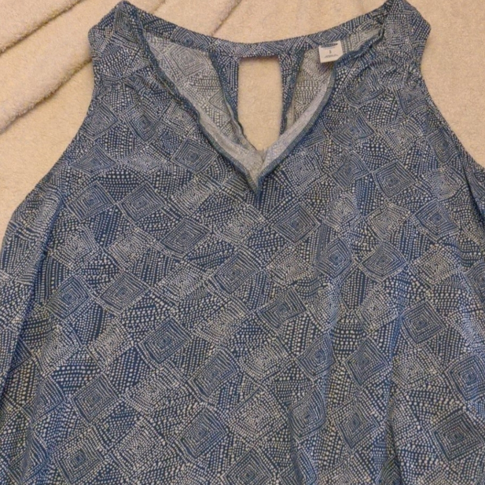 V-neck patterned tank with keyhole back